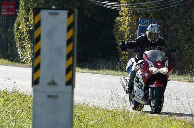 S'amuser à déclencher à moto les radars automatiques qui flashent